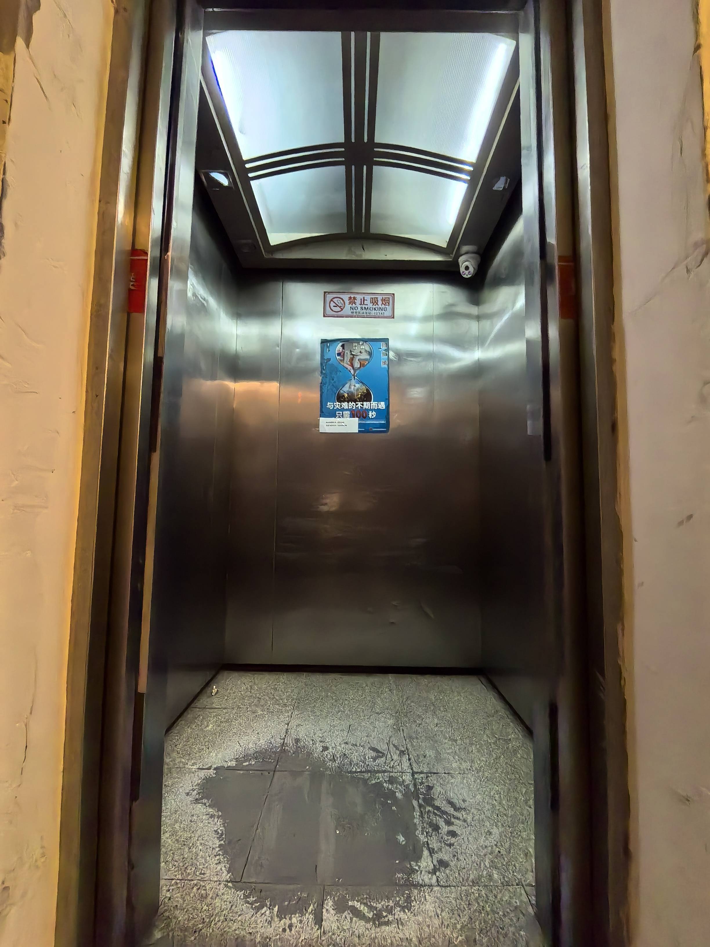 探访北京首例居民自筹换电梯：上岗400天，连保护膜都没舍得撕