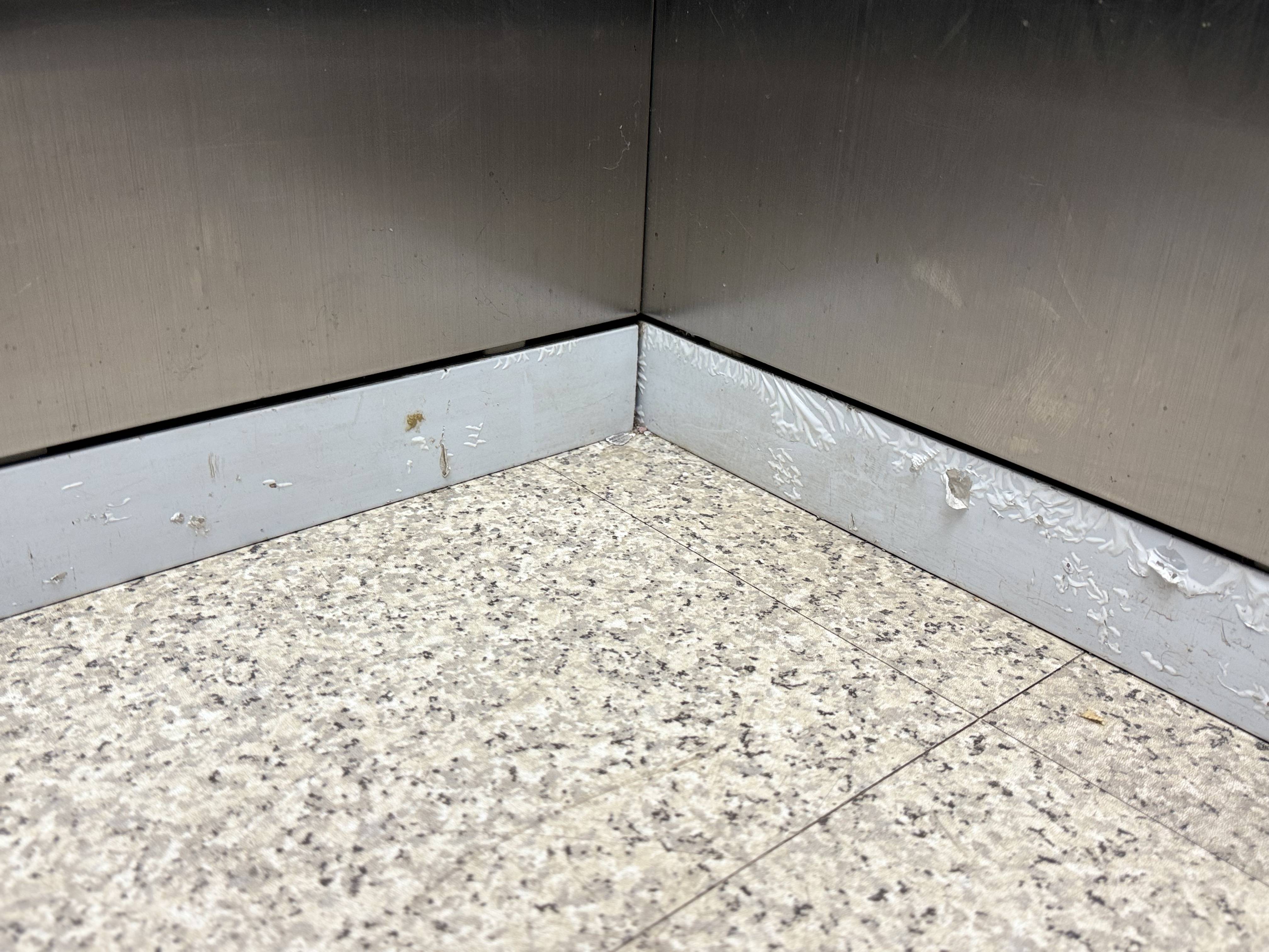 探访北京首例居民自筹换电梯：上岗400天，连保护膜都没舍得撕