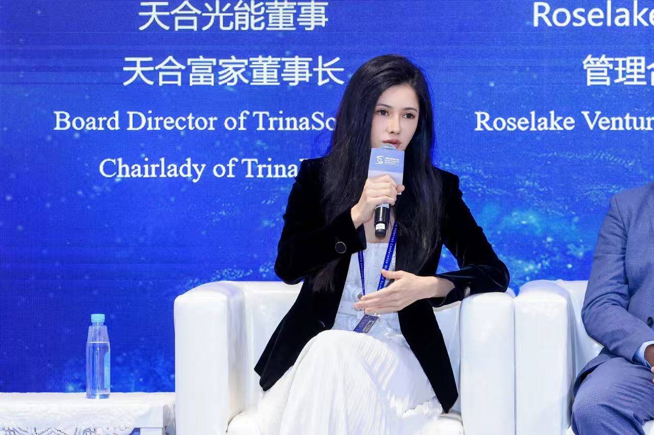 光伏巨头迎90后联席董事长，被称最美“光二代”，上月刚刚敲钟梦碎