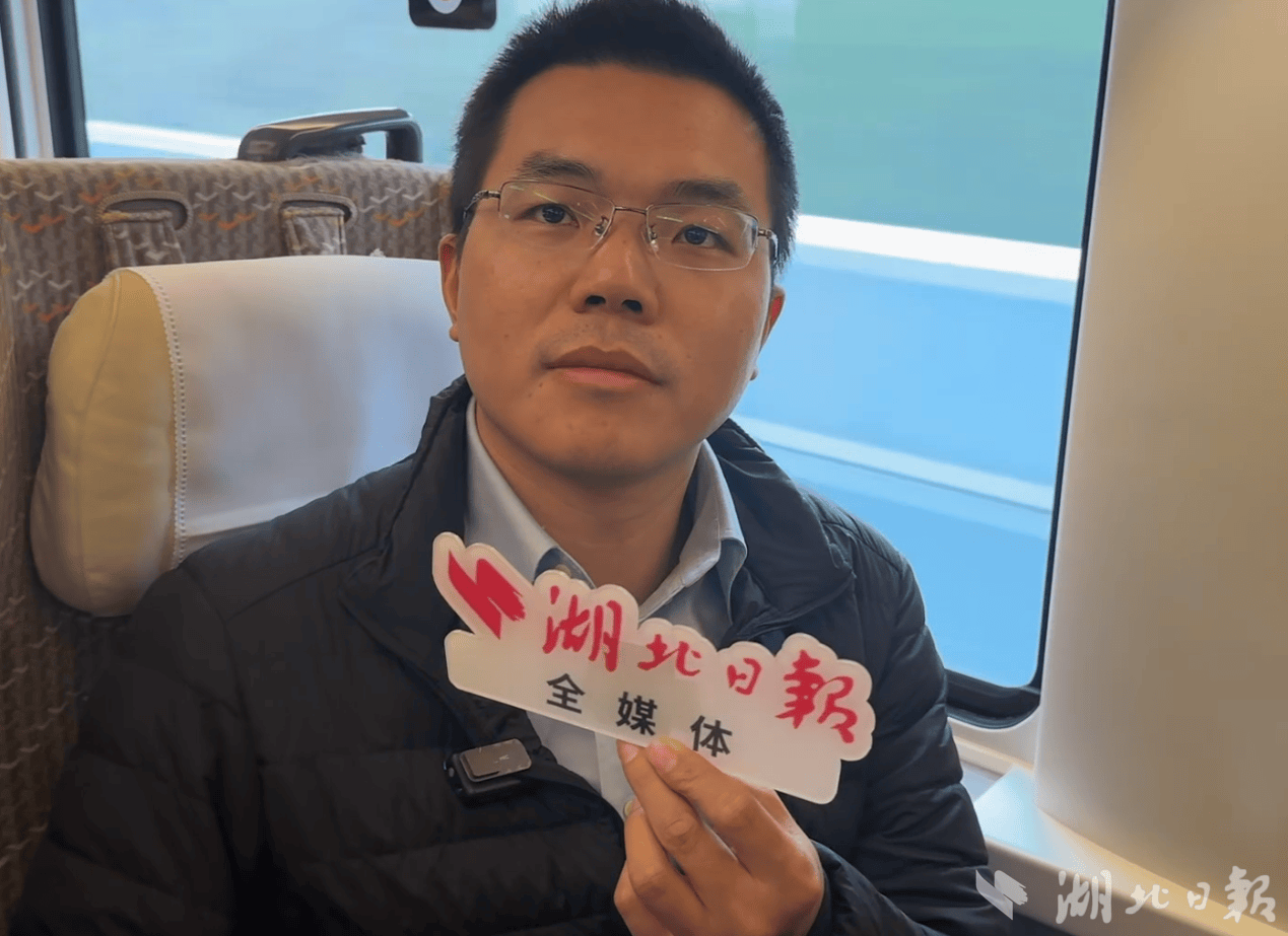 定居香港37年，77岁的老武汉人提前三天行程 只为坐上首趟香港至武汉始发高铁