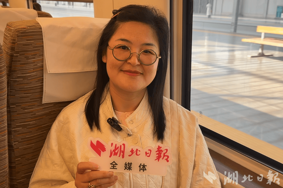 定居香港37年，77岁的老武汉人提前三天行程 只为坐上首趟香港至武汉始发高铁