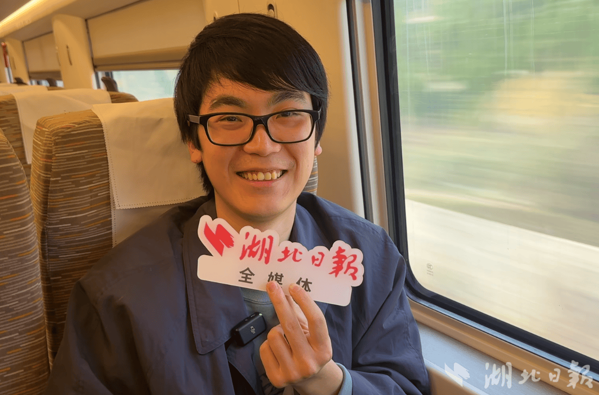 定居香港37年，77岁的老武汉人提前三天行程 只为坐上首趟香港至武汉始发高铁