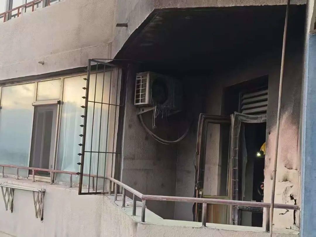 北京海淀一居民楼阳台突发火灾，起火物品很常见