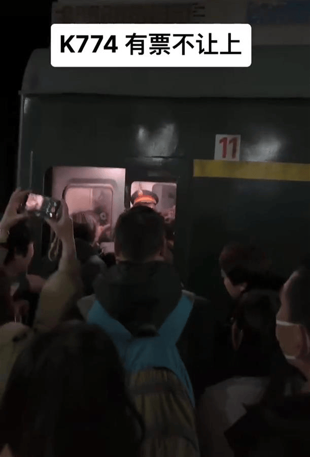 多名乘客持票也没挤上车，“买短乘长”者：无奈选择，候补19个订单没买到票
