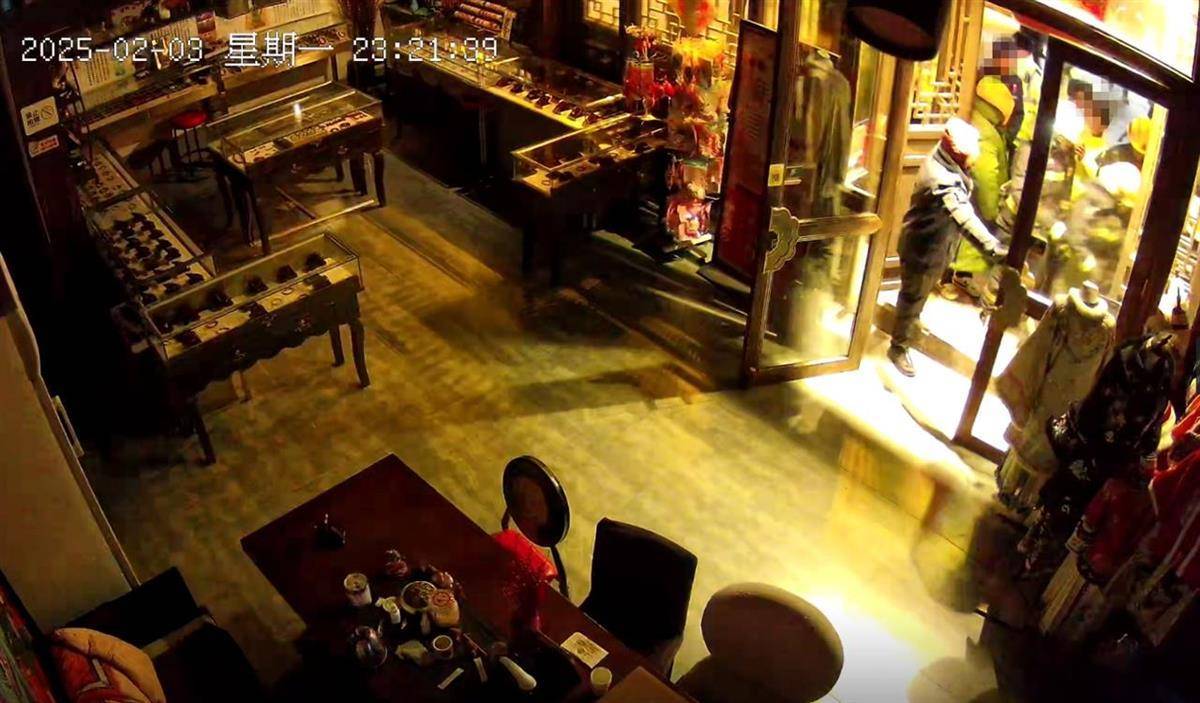 大同就“破门亮灯”致歉 昨日刚发文称彩灯商铺扮靓夜大同