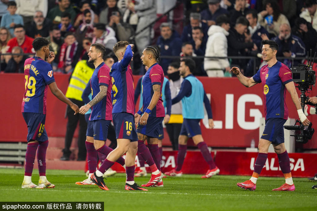西甲-费尔明破门+染红莱万建功 巴萨4-1塞维距榜首2分