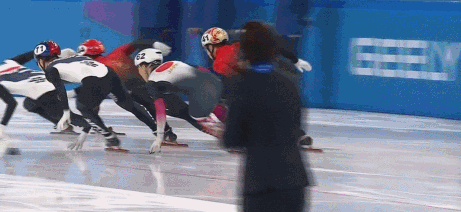 韩国队伸手犯规！王濛怒斥：这么多年了，还是不扒拉不会滑冰