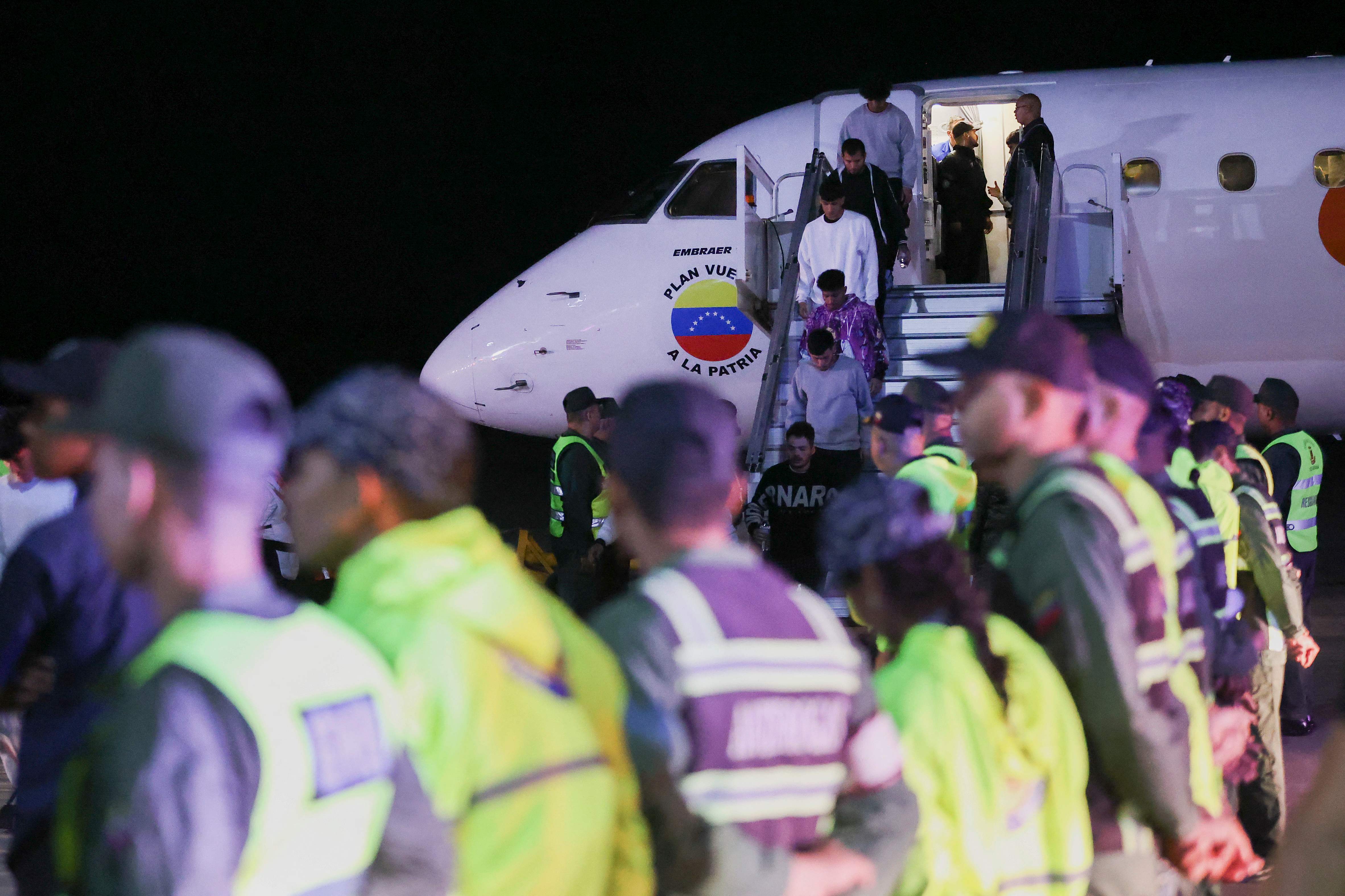 法媒：委内瑞拉派飞机从美接回近200名非法移民