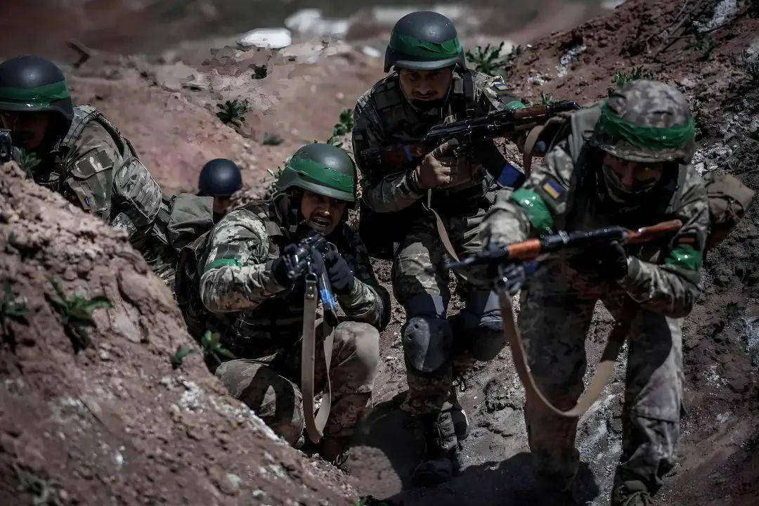 面对70万俄军压力，乌军司令曝光前线实情，时间不站着乌克兰一方