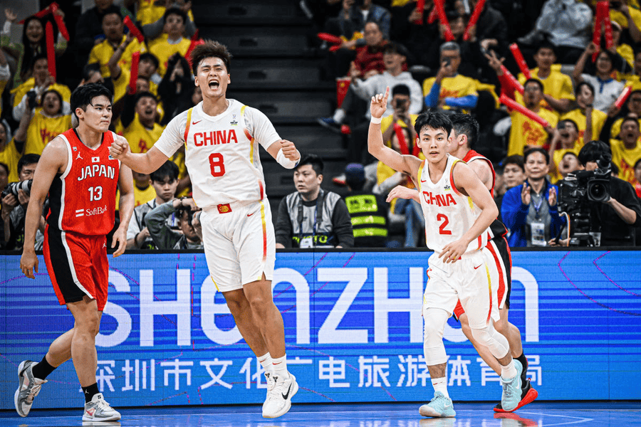 100:58！中国男篮大胜日本队，晋级2025亚洲杯正赛