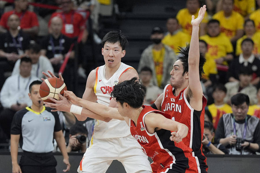 100:58！中国男篮大胜日本队，晋级2025亚洲杯正赛