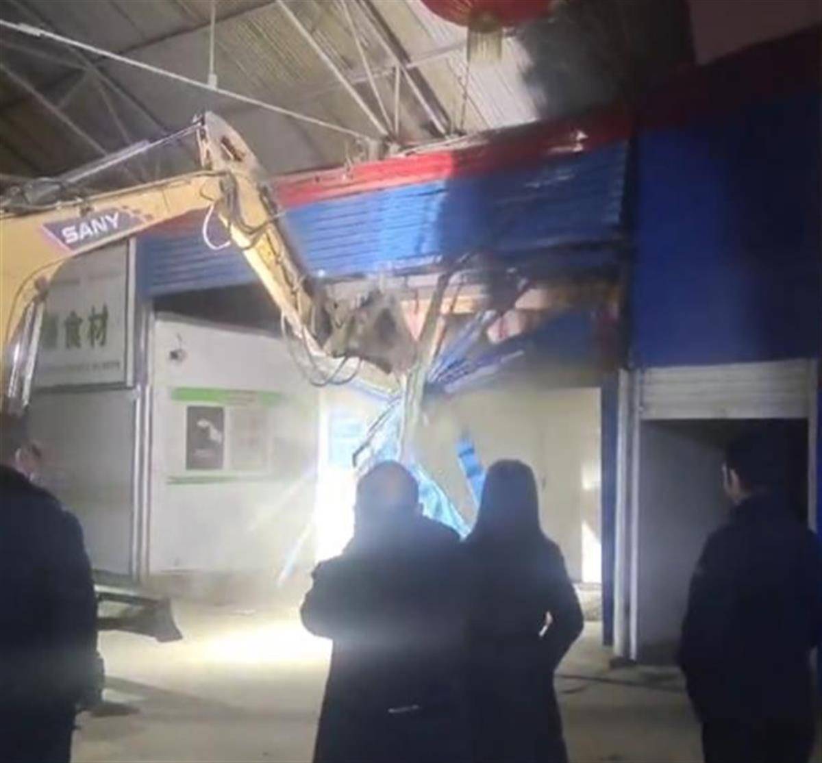 平顶山多家商户招牌夜间被钩机拆除，官方回应