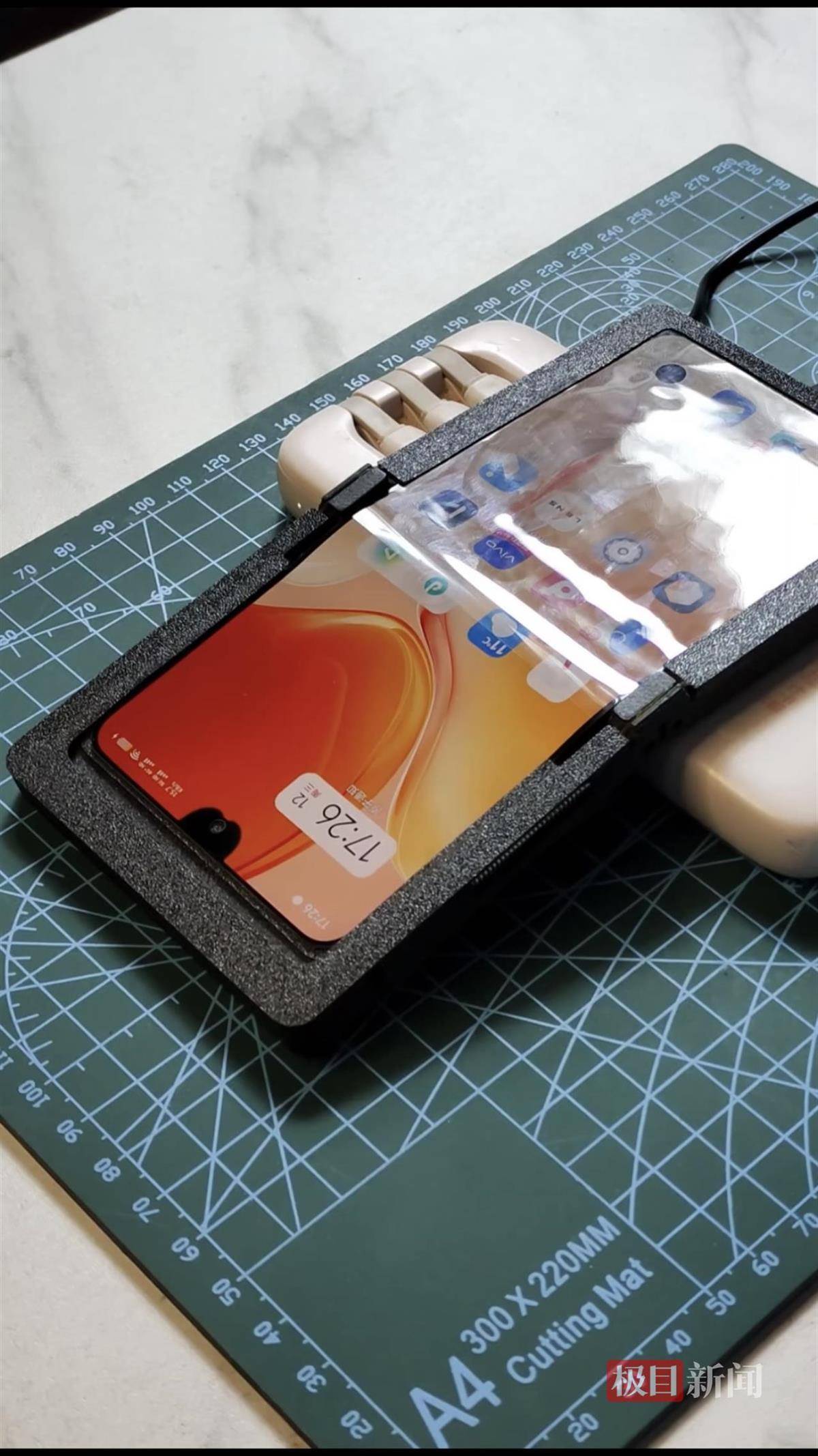 湖北宜昌一高中生自制折叠屏手机，B站浏览量超400万