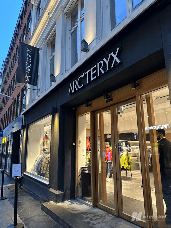 一张纸质吊牌能卖到300元？始祖鸟2024年“带飞”母公司业绩后，今年预计全球新开25至30家新店