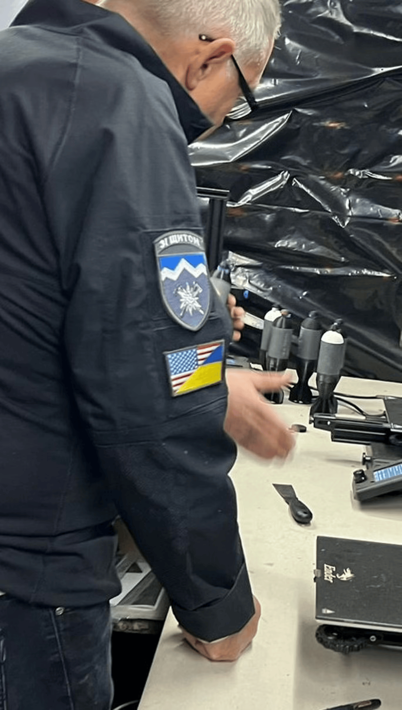 前线的愤怒：乌军摘掉军装上的美国旗徽章