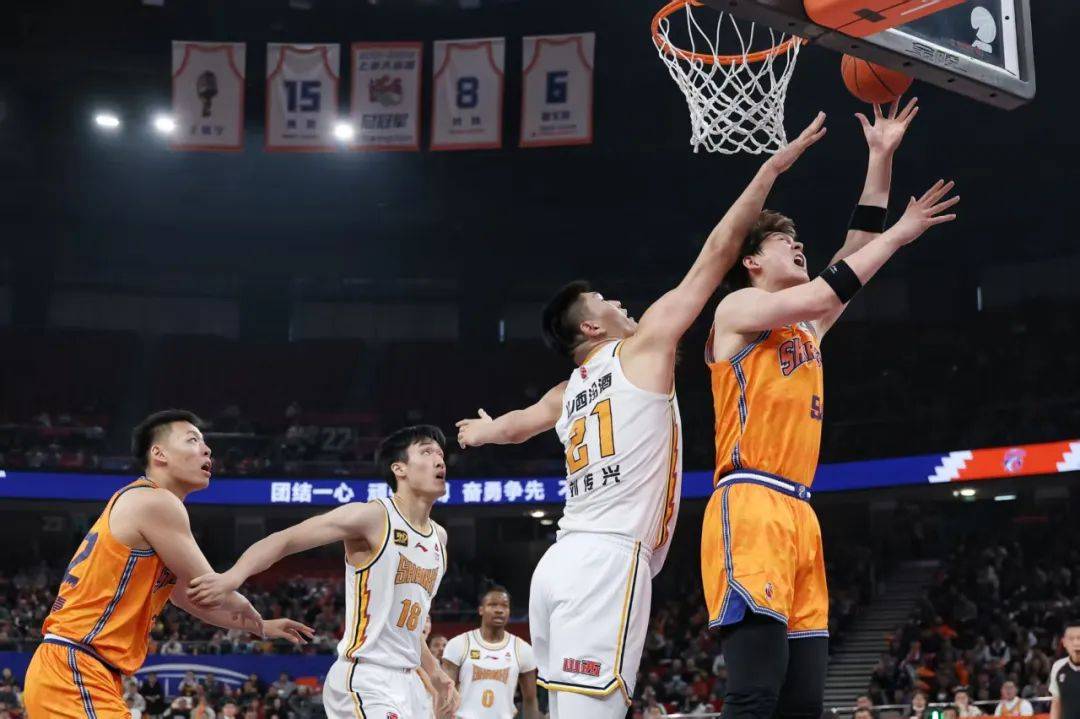 “背靠背”第一场赢了，但上海男篮却迎来一个坏消息