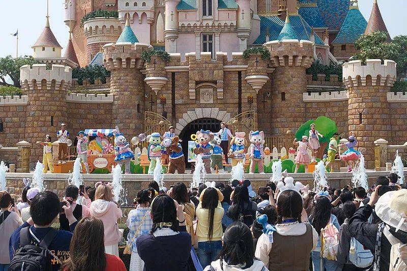 连亏九年后盈利，香港迪士尼为何人气变旺？