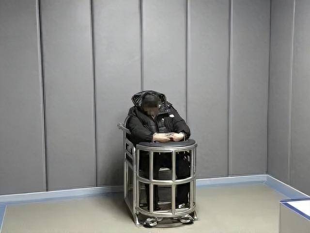 郑州警方通报“一小区深夜突发火灾”：19岁男子临时起意点火被抓