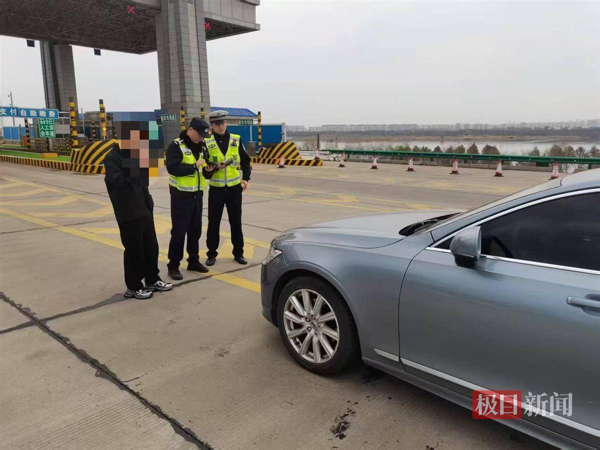 轿车开到收费通道前慌忙变道，男子无证驾驶被抓现形