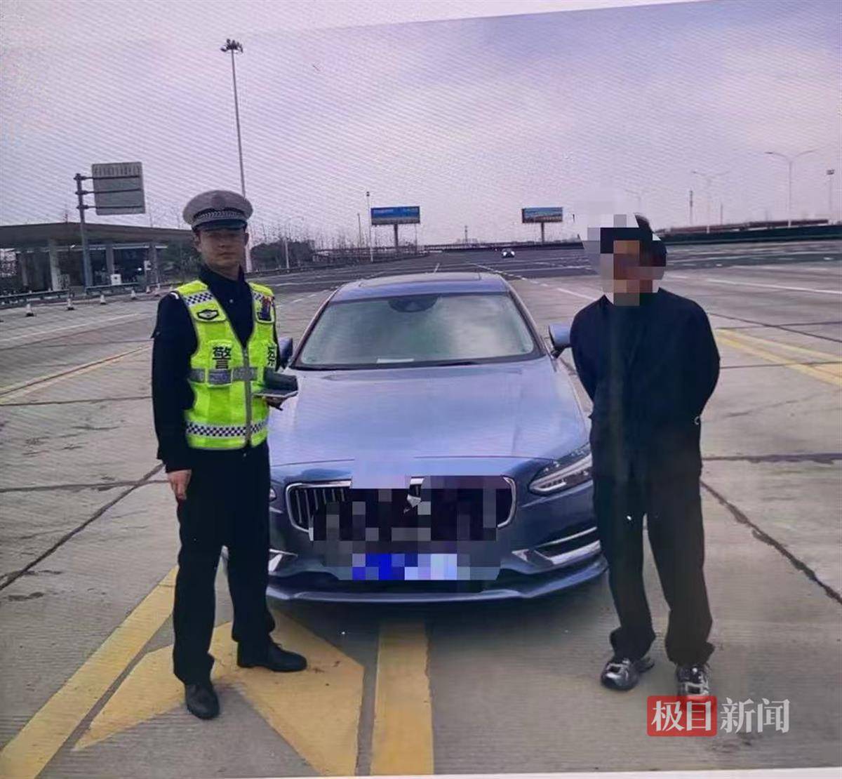轿车开到收费通道前慌忙变道，男子无证驾驶被抓现形