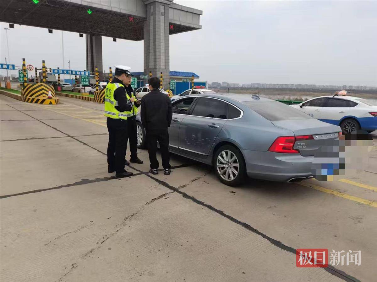 轿车开到收费通道前慌忙变道，男子无证驾驶被抓现形