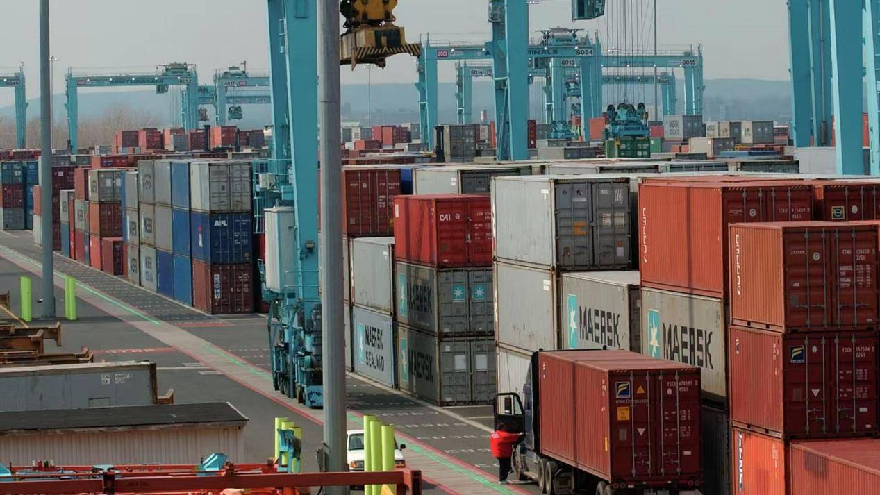 真当中国不会出手？数十艘巨轮无路可走，美国忍无可忍向WTO控诉