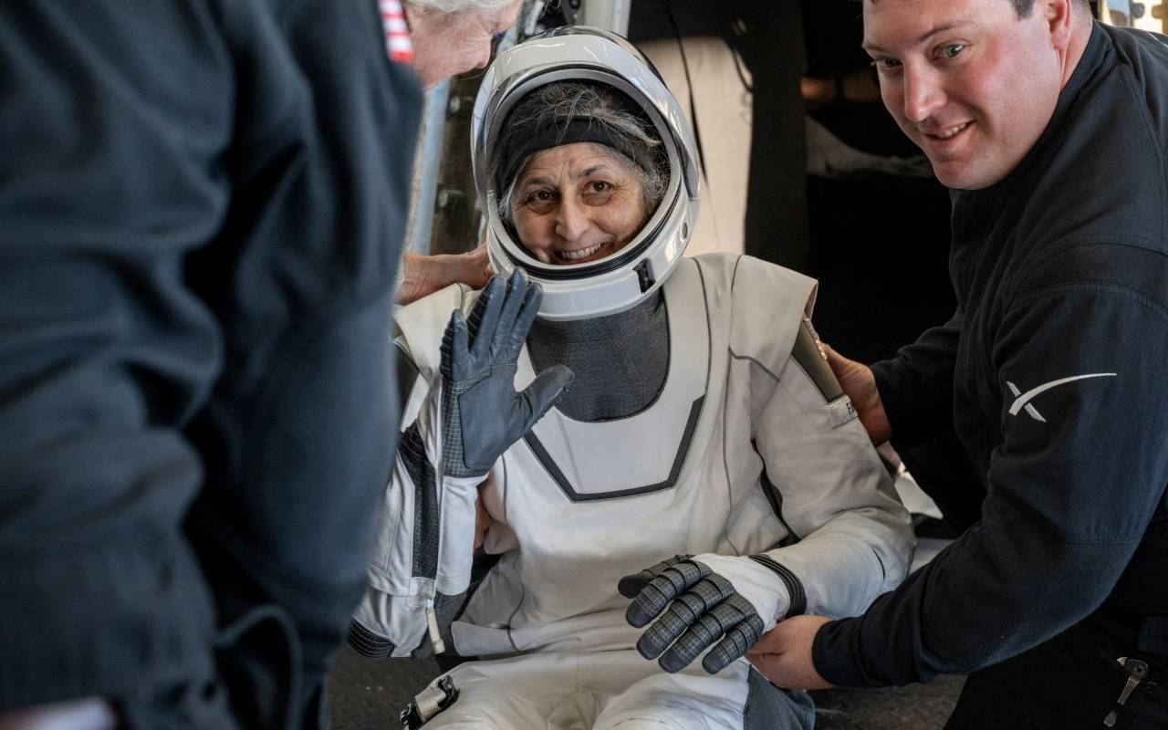 滞留太空九个月宇航员回家：与家人团聚，闻一闻刚割过的青草味道