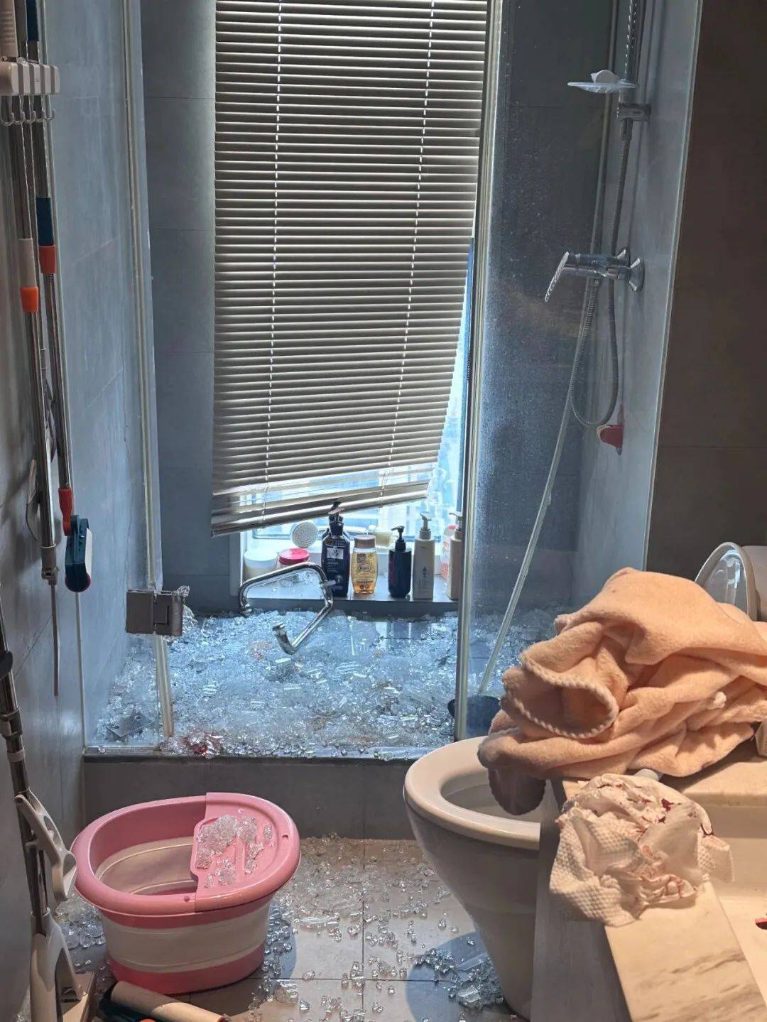 洗澡时突然爆炸，女子手筋断裂，多处缝针……家里有它快自查