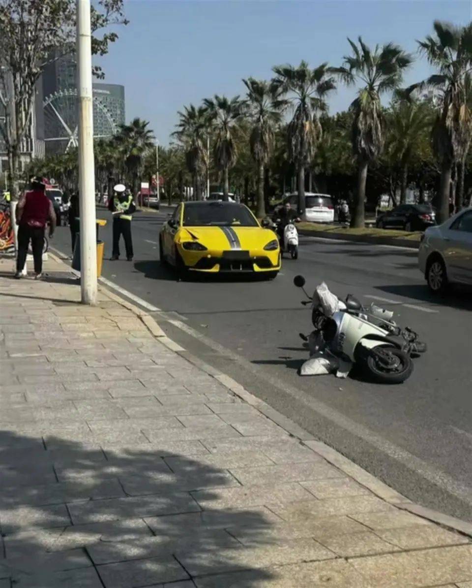 福建泉州一小米SU7 Ultra撞上骑行者，监控显示车辆时速一度超140公里