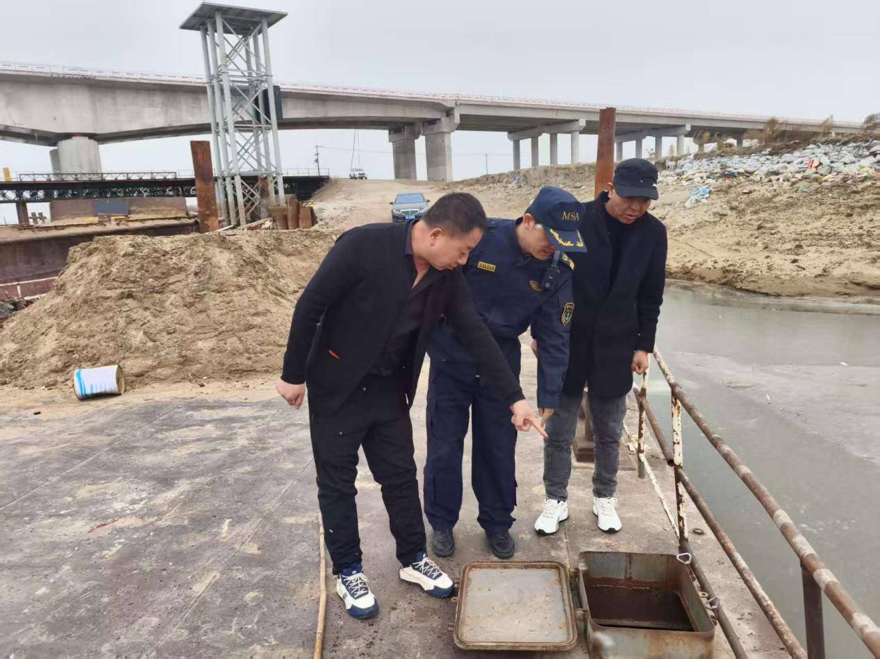 松花江面“37岁”船舶倾斜严重，哈尔滨海事紧急“扶正”