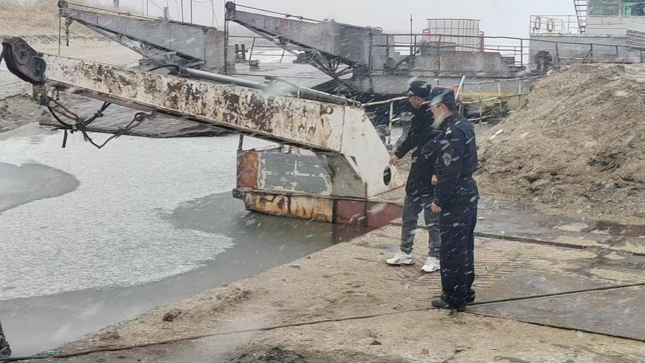 松花江面“37岁”船舶倾斜严重，哈尔滨海事紧急“扶正”