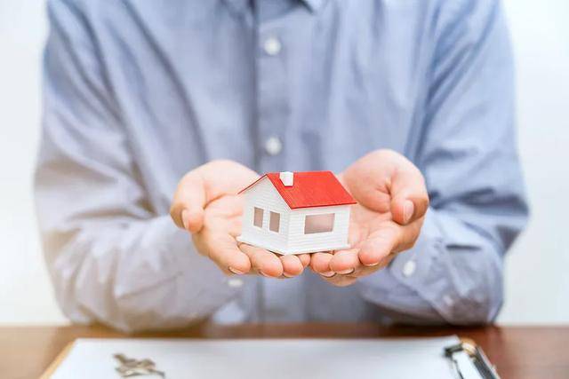 武汉夫妇郑州寻找失联23年侄女，当面交还2套房