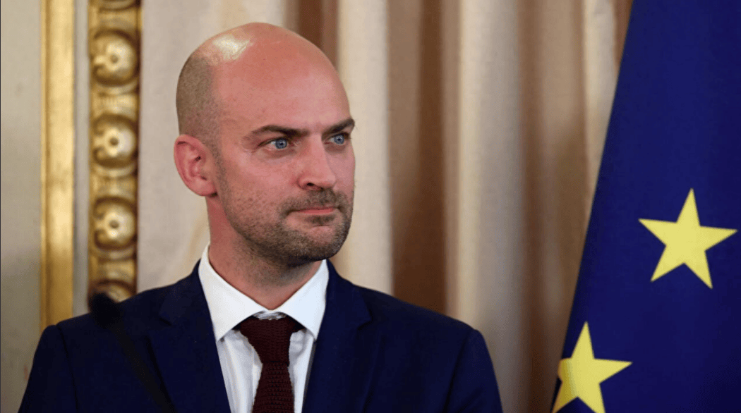 法国专机离华，临走前拿到想要的，马克龙对美态度引全球关注