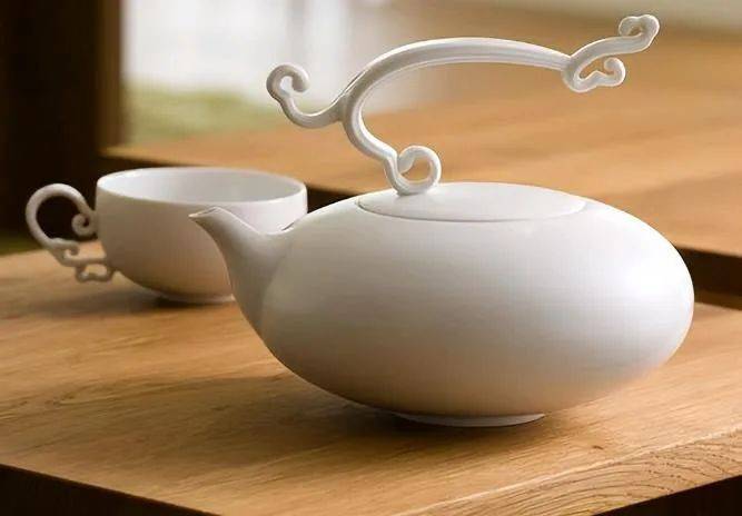 英国外交官爆料：中国人送的茶壶不小心摔碎，竟然掉出个窃听器？