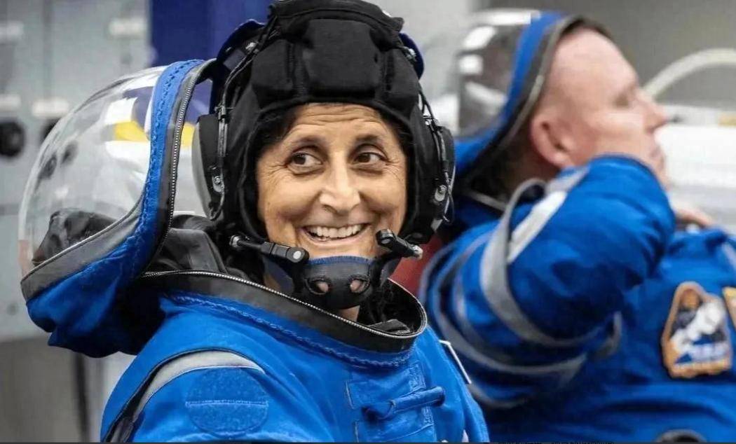 心态崩了！美国刚接回宇航员，发现 5颗卫星突然出现异动……