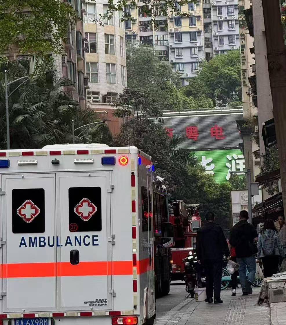 父亲称家中做实验被炸伤的男孩手部截肢还需植皮！街道办发声