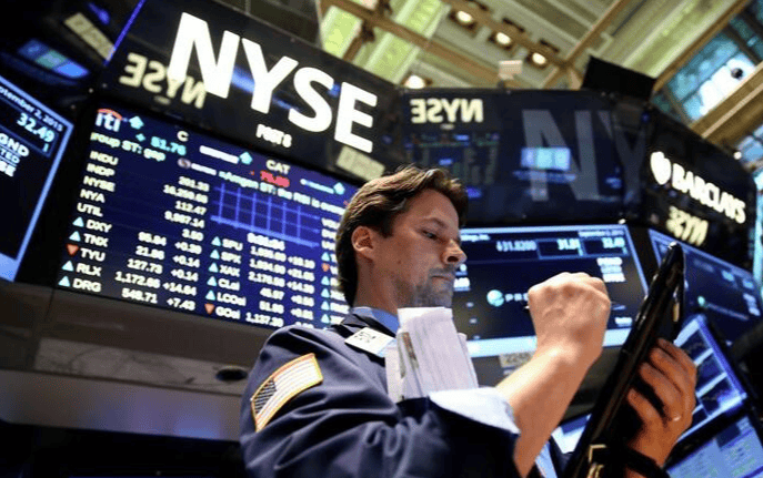 全球抛售美债，中国按兵不动，关键时刻，特朗普最担心的事情发生