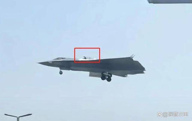 歼-36超低空飞行，美媒：看到双座和涂层！美F-47还没造就过时