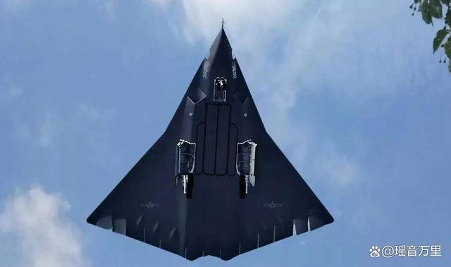 歼-36超低空飞行，美媒：看到双座和涂层！美F-47还没造就过时