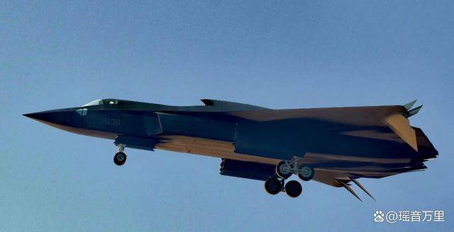 歼-36超低空飞行，美媒：看到双座和涂层！美F-47还没造就过时