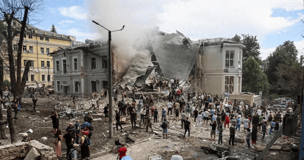 普京手段再升级！俄军导弹炸塌乌议会，乌军中将急于自保当场弃阵而逃引爆信任危机！