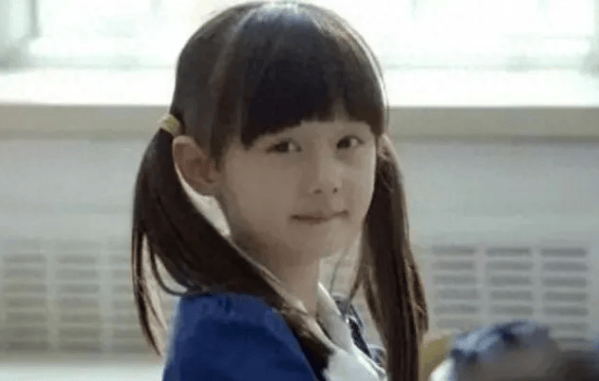 48岁赵薇“女儿”被全网“禁止整容”，如今17岁变化太大，不敢认