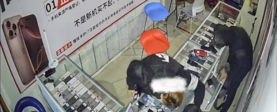 4名少年偷手机89部还发视频炫耀，店主：贼抓了又放，手机向谁要