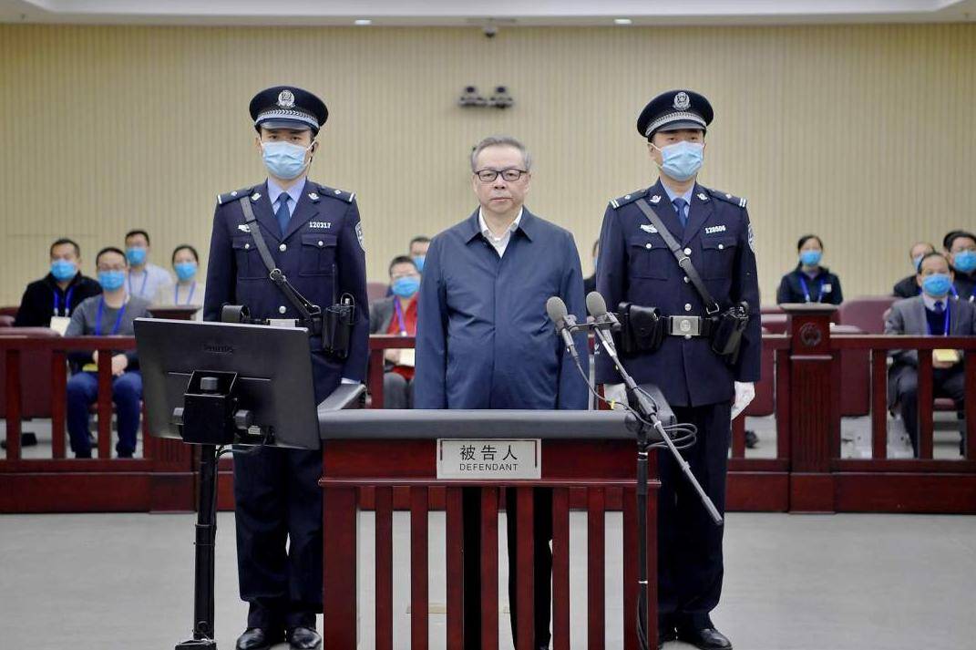 贪污案中的“数额特别巨大”，具体是多少钱？为何贪官极少被判处死刑立即执行？