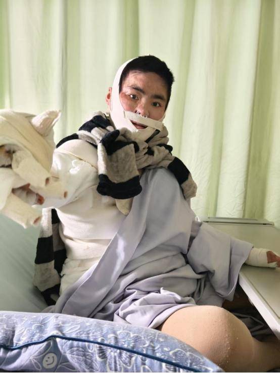 女孩被前男友泼汽油致残，凶手法庭上威胁杀人