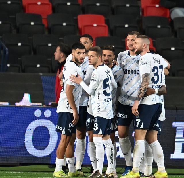 穆里尼奥4分钟3球逆转锁胜局 费内巴切距榜首仅差2分