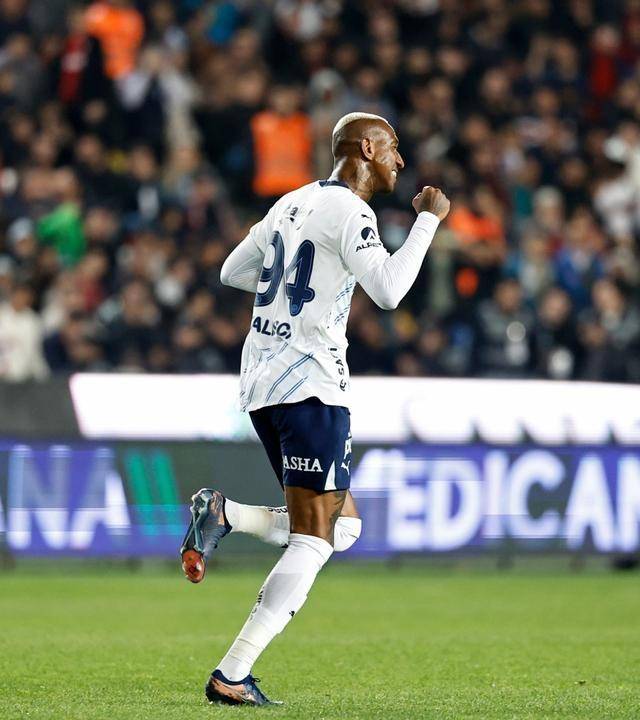 穆里尼奥4分钟3球逆转锁胜局 费内巴切距榜首仅差2分