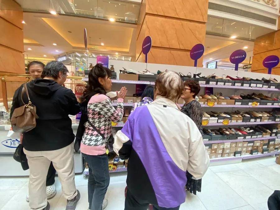 “1800元的出口商品219元拿下”！上海人假期疯狂“捡漏”，这里外贸好东西都卖爆了，新品还将接力上市