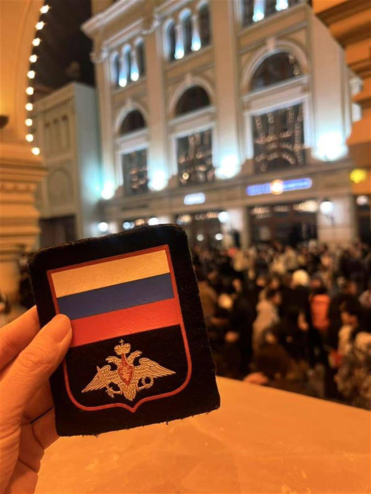 红场阅兵彩排暖心一幕：偶遇俄罗斯小孩哥送出袖章，中国留学生追着送上中国结作为回礼