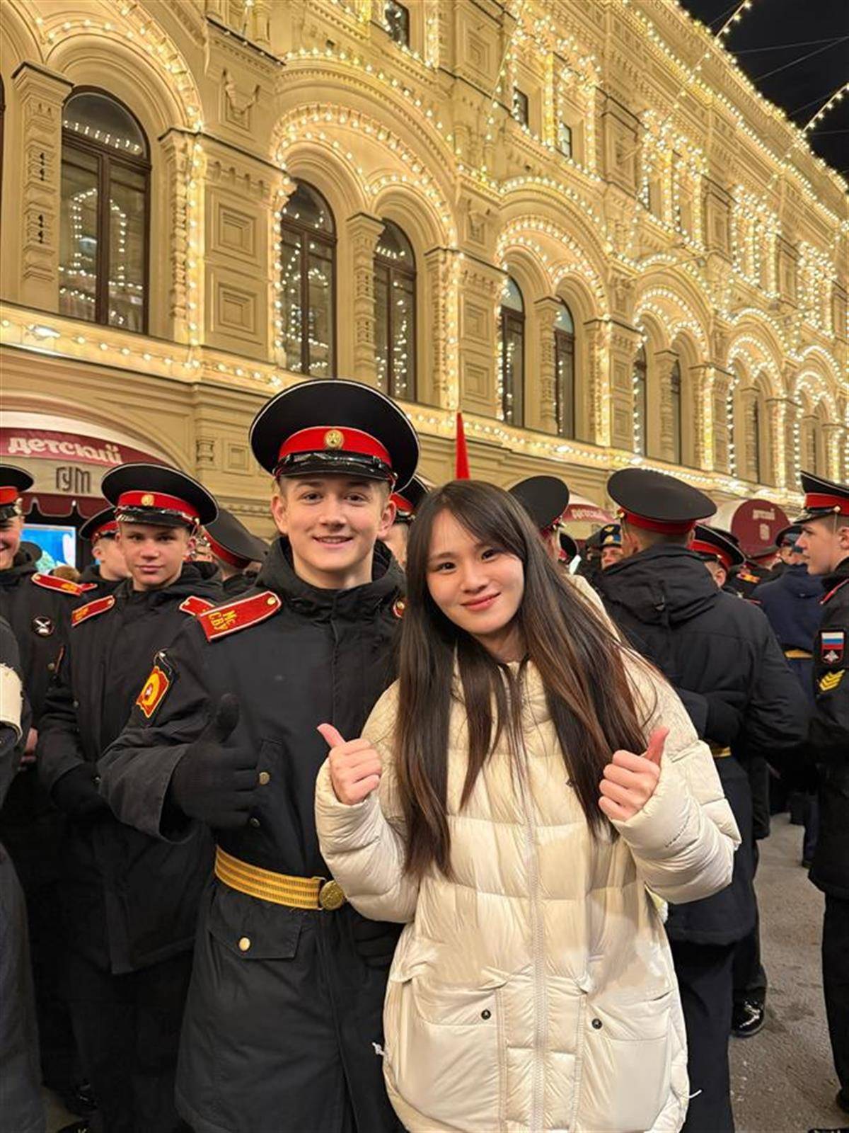 红场阅兵彩排暖心一幕：偶遇俄罗斯小孩哥送出袖章，中国留学生追着送上中国结作为回礼